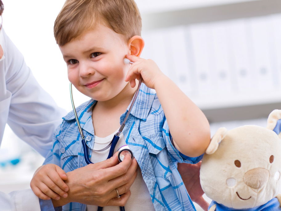 Viele Kinderärzte sind besonders einfühlsam, um es den kleinen Patienten einfacher zu machen.