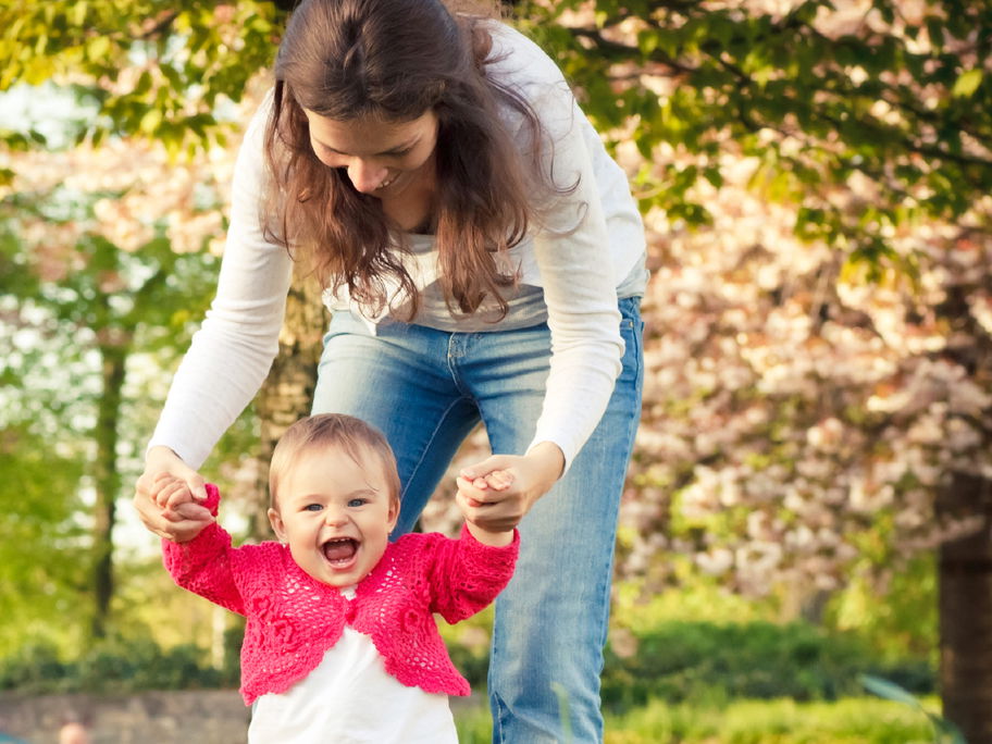 Kinder kommen im Laufe ihres Lebens mit vielen Bakterien in Kontakt.