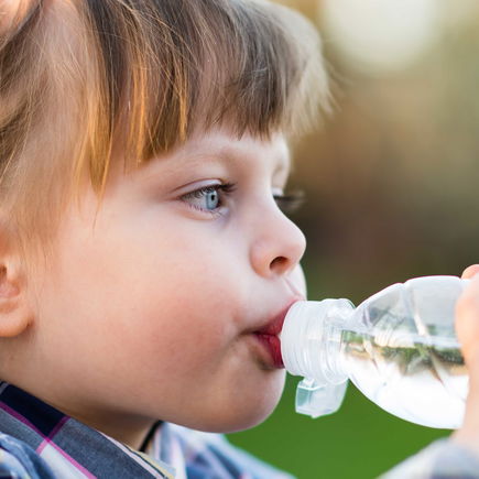 Ab wann dürfen Kinder Wasser mit Kohlensäure trinken?