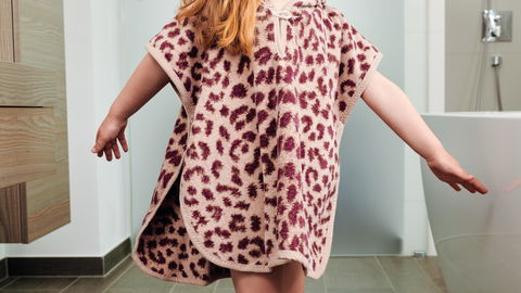 Der neue Poncho im beliebten Leo-Look